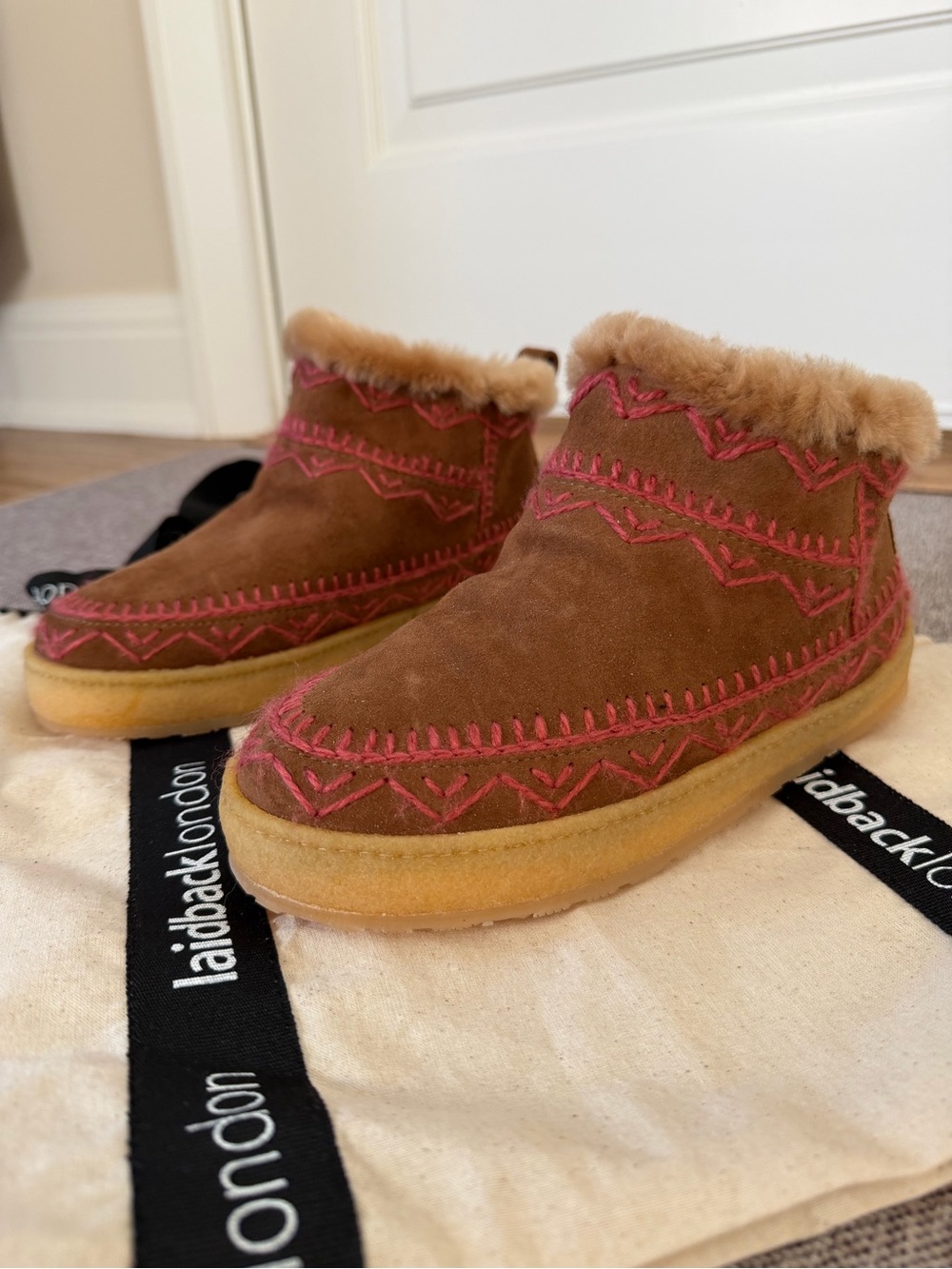 LAIDBACK LONDON moccasin fur lined booties with pink embroidery size 37